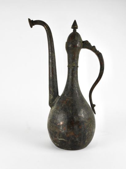 null Aiguière. Bronze. Epoque islamique.H :41cm.