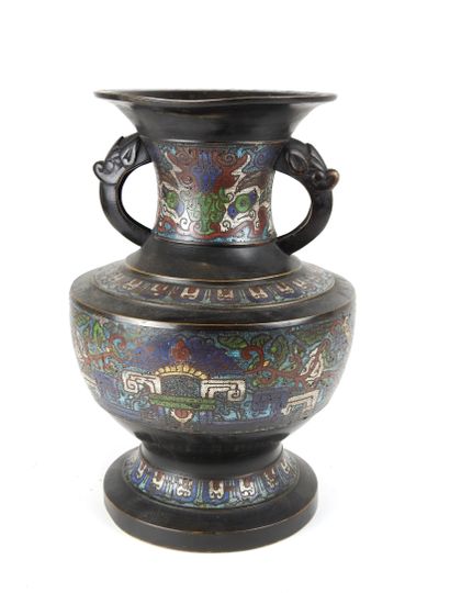 null Vase à anses,bronze,

Chine,H :31cm.et éléphants stylisés.