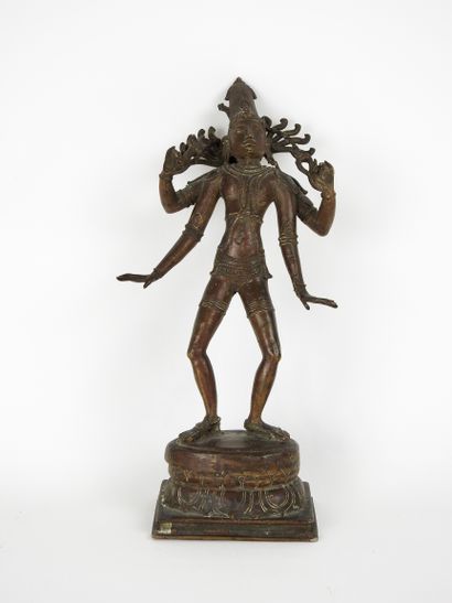 null Dieu Vishnu,l’Unique et le Multiple debout sur un 

socle lotiforme.Bronze ou...