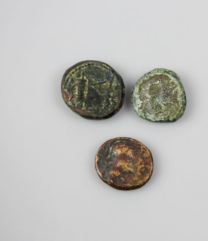 null Trois monnaies antiques.