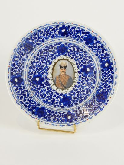 null Assiette.Porcelaine blanc bleue à décor floral.En médaillon,le Shah de Perse.

Début...