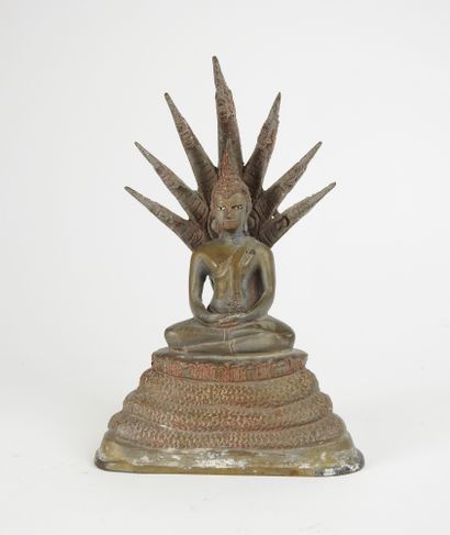null Bouddha assis sur un trône entouré et protégé par les serpents nagas.Bronze.

H...
