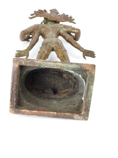 null Dieu Vishnu,l’Unique et le Multiple debout sur un 

socle lotiforme.Bronze ou...