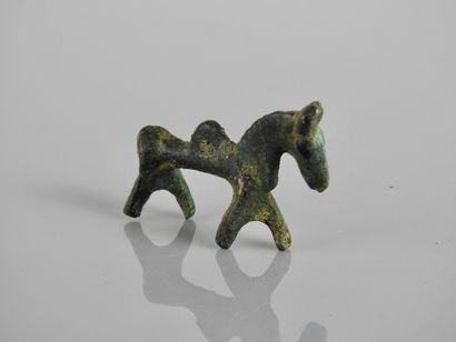null Cheval type Louristan.

Bronze.L :4,5cm.