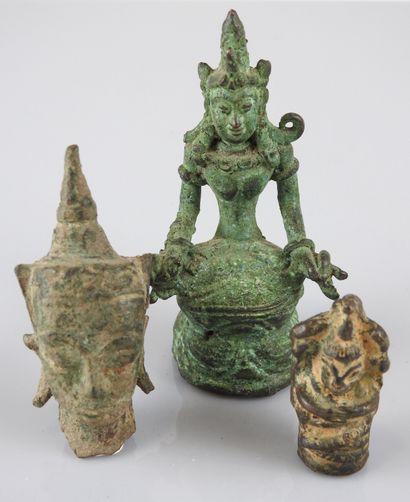 null Trois bronzes.Bouddha.

Extrème Orient.

H :4,5 à 9cm.