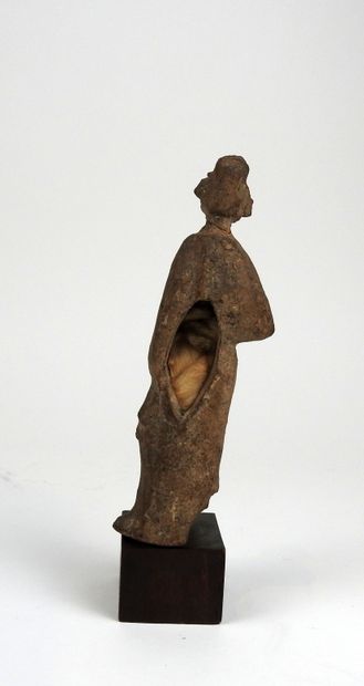 null Grande statuette représentant une femme, la tête ornée d’un chignon

Terre cuite...