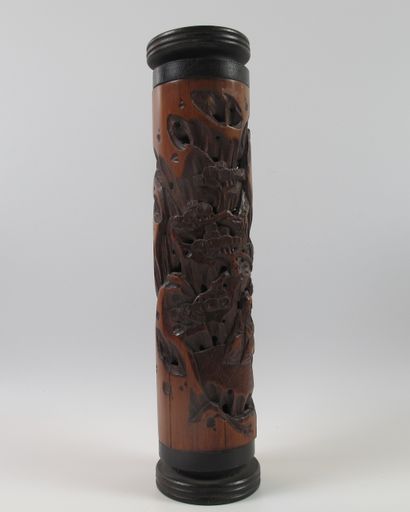 null Cylindre porte bâtonnets d’encens en bambou et bois sculpté. H 23 cm. Patine...