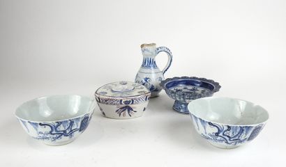null Cinq céramiques en porcelaine blanc bleue. Delft,Chine et Siam.Circa XVII-XIXès.Accidents...