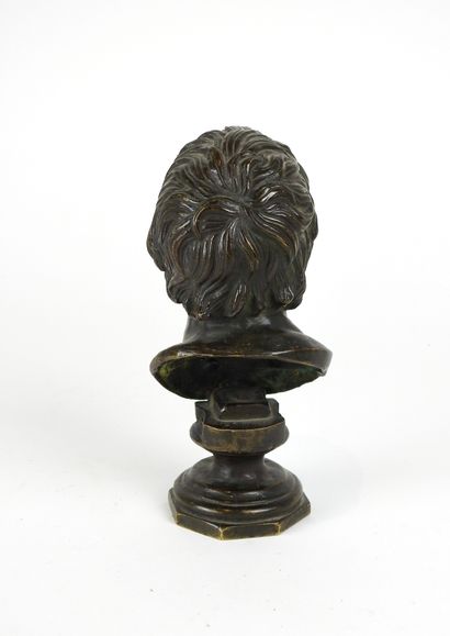 null Sénèque en buste

Bronze

Style antique, travail moderne

H 17 cm
