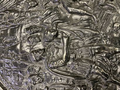 null Petit bouclier en bronze à patine noire sculpté en bas-relief au centre d'une...