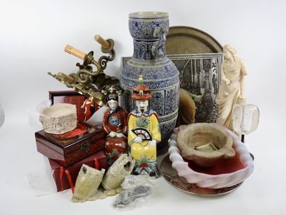 null 
Manette d'objets comprenant des coffrets, des plateaux, un vase, des sculptures,...