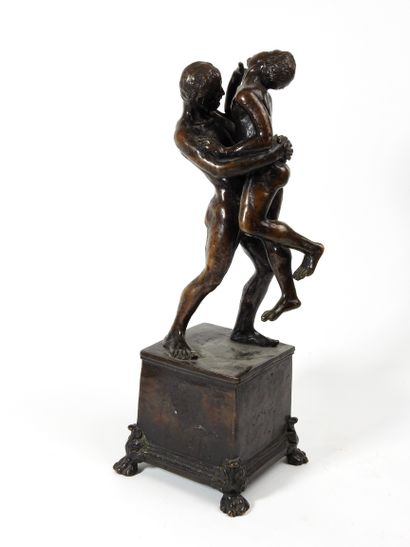 null Lutteurs en bronze patiné sur un socle d'un seul tenant avec la sculpture

D'après...