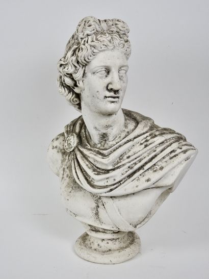 null Buste en pierre reconstituée représentant Apollon à l'antique d'après le modèle...