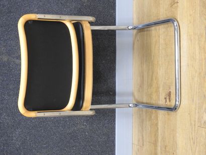 null Knoll

Suite of ten chairs in chromed steel tubes, cantilevered legs covered...