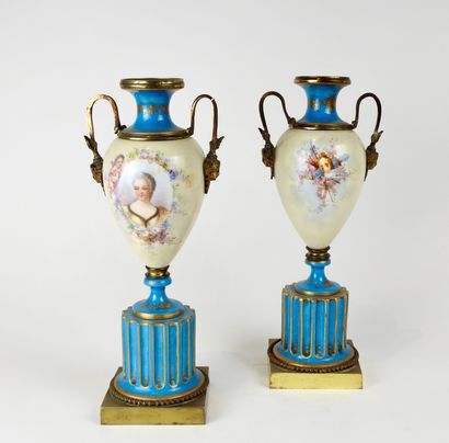 null Paire de vases pleins de forme balustre en porcelaine à décor de trophées et...