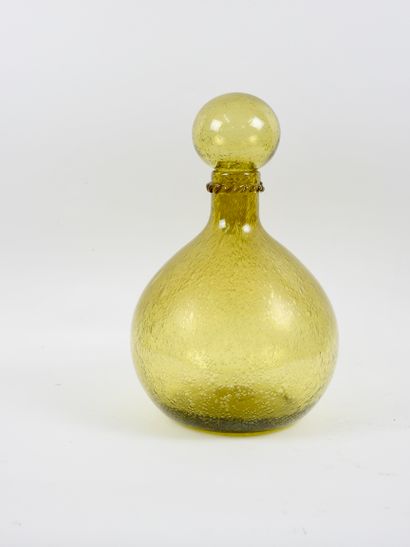 null Large bubble-blown glass bottle and its stopper

The neck hemmed with a wave...