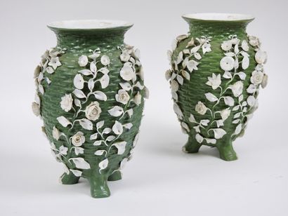 null Chine 

Paire de vase en porcelaine stimulant la vannerie à riche décors en...