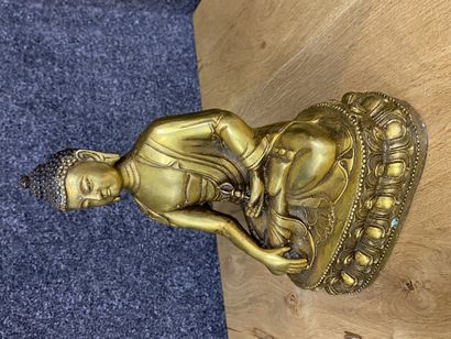 null 
Asie du Sud Est

Bouddha en bronze doré assis en position de prise de la terre...