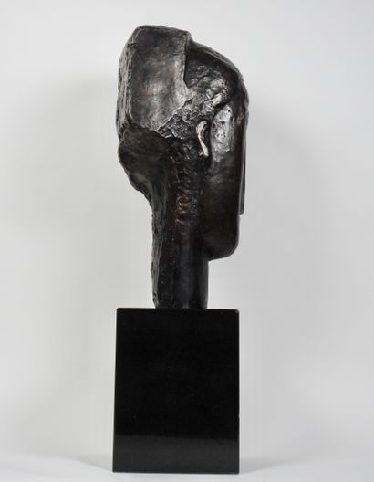 null 
Amedeo Modigliani (1884-1920), d’après

Tête de jeune fille à la frange 

Bronze...