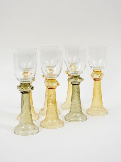 null Murano, Venice

Suite of 7 wine glasses, with twisted feet

H 22 cm