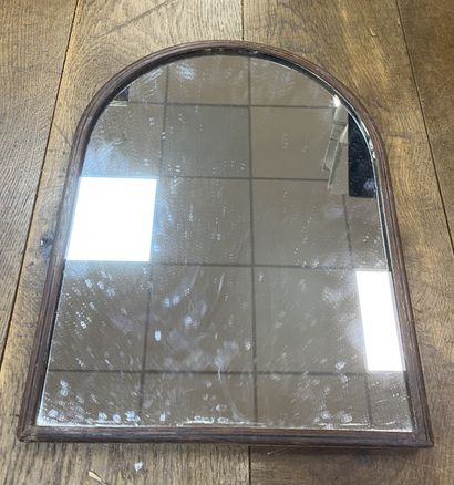 null 
Round mirror, wooden frame

H 40 cm
