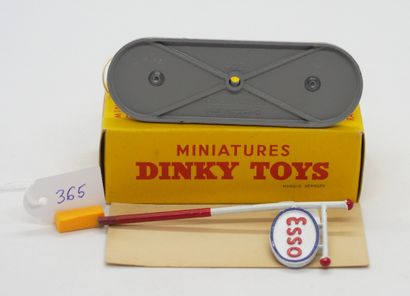 null DINKY TOYS - FRANCE - Métal (1)

# 49 D POSTE DE RAVITAILLEMENT "ESSO"

Première...