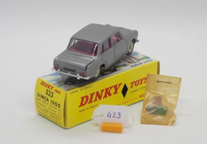 null DINKY TOYS - FRANCE - Métal (1)

# 523 SIMCA 1500

Gris métal, intérieur rouge....