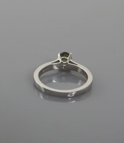 null Solitaire ring in white gold, 750 MM, centered on a green sapphire weighing...
