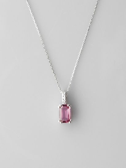 null Diamond chain and pendant in white gold, 750 MM, decorated with an emerald cut...