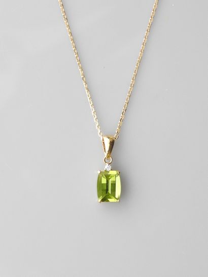 null Chain and pendant in yellow gold, 750 MM, decorated with a cushion-cut peridot...