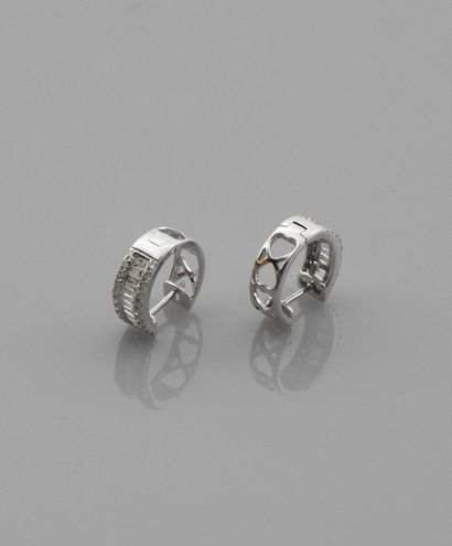 null Clips d'oreilles en or gris, 750 MM, orné chacun de diamants taille baguette...