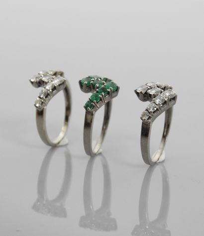 null Bague formée de trois anneaux en V deux ors, 750 MM, ornée d'émeraudes et diamants,...