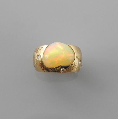  LORENZ BAÜMER, Bague jonc en or jaune, 750 MM, ornée d'une opale taille coeur "...