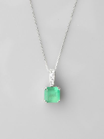 null Diamond chain and pendant in white gold, 750 MM, decorated with an emerald weighing...