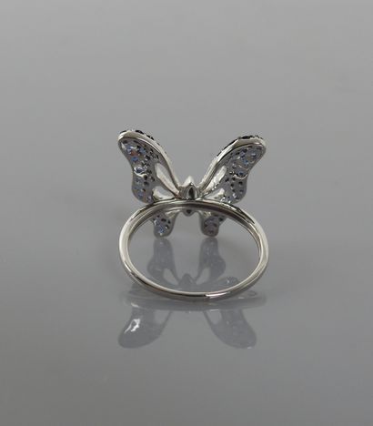 null Bague dessinant un papillon en vol en or gris, 750 MM, recouvert de diamants...
