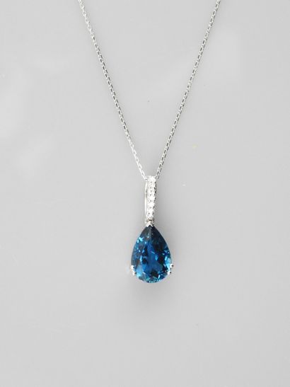 null Diamond chain and pendant in white gold, 750 MM, adorned with a pear cut blue...