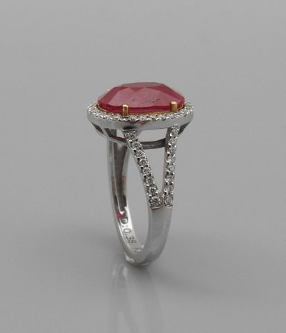 null Ring in white gold, 750 MM, set with a beautiful oval ruby weighing 3.80 carats,...