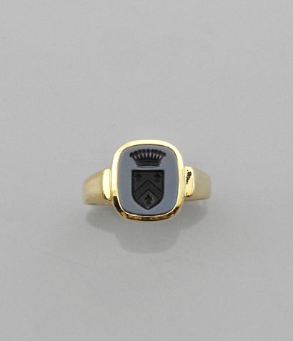 null Ring in yellow gold, 750 MM, decorated with an intaglio in escutcheon, count's...
