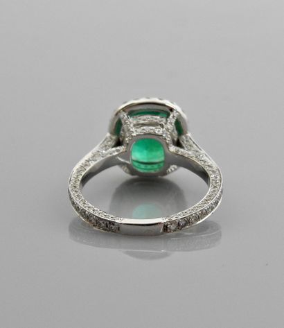 null Très jolie bague en or gris, 750 MM, ornée d'une somptueuse émeraude translucide...