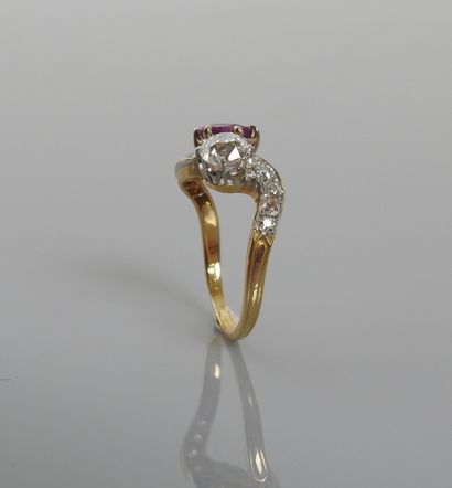 null Bague en or 750MM et , platine 900 MM, ornée d'un beau diamant pesant 0,90 carat...