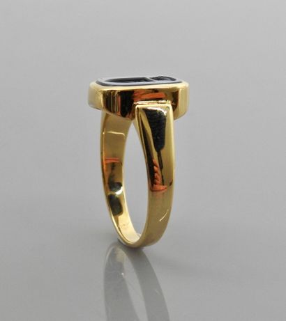 null Ring in yellow gold, 750 MM, decorated with an intaglio in escutcheon, count's...