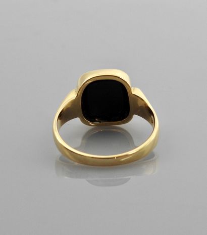 null Ring in yellow gold, 750 MM, decorated with an intaglio in escutcheon, count's...