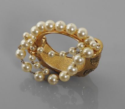 null Yves St LAURENT, Bracelet doré ouvrant, quatre rangs de perles de nacre dont...