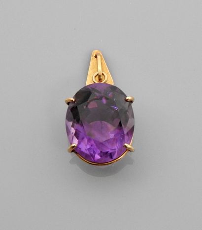 null Pendant in yellow gold, 585 MM, set with an important amethyst, dimensions 22...