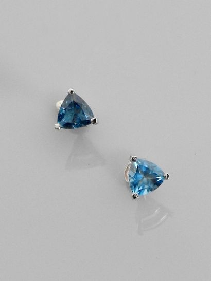 null White gold earrings, 750 MM, each decorated with a triangular blue topaz, dimensions...