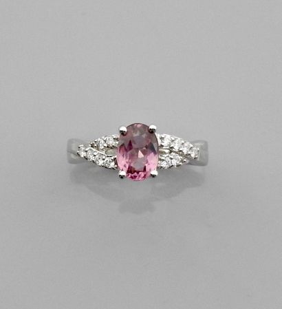 null Ring in white gold, 750 MM, set with a beautiful oval pink sapphire weighing...
