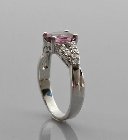 null Ring in white gold, 750 MM, set with a beautiful oval pink sapphire weighing...