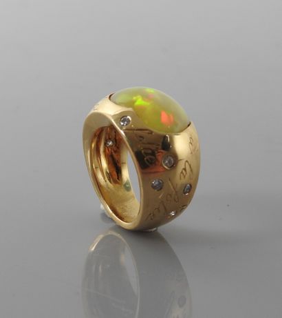  LORENZ BAÜMER, Bague jonc en or jaune, 750 MM, ornée d'une opale taille coeur "...