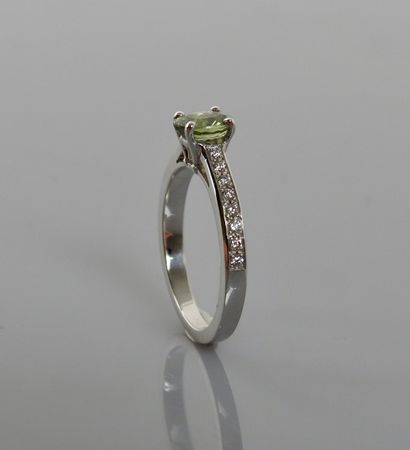 null Solitaire ring in white gold, 750 MM, centered on a green sapphire weighing...