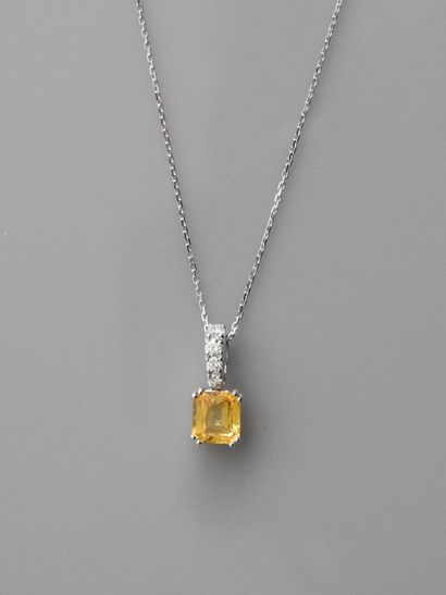 null Chaîne diamantée et pendentif en or gris, 750 MM, orné d'un saphir jaune taille...